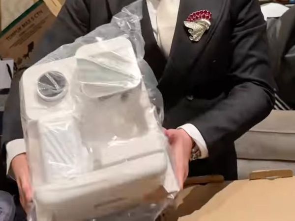 Ini Mesin Kopi Suvenir Resepsi Luna Maya dan Maxime Bouttier