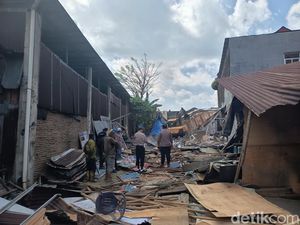 Jalan Ujung Bori Manggala Makassar Ditutup Imbas Eksekusi 3 Ruko, Lalin Macet Jalan Ujung Bori Manggala Makassar Ditutup Imbas Eksekusi 3 Ruko, Lalin Macet
