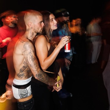 7 Gaya Nyentrik Justin Bieber Pakai Celana Melorot Sampai ke Bokong