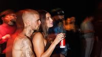 7 Gaya Nyentrik Justin Bieber Pakai Celana Melorot Sampai ke Bokong