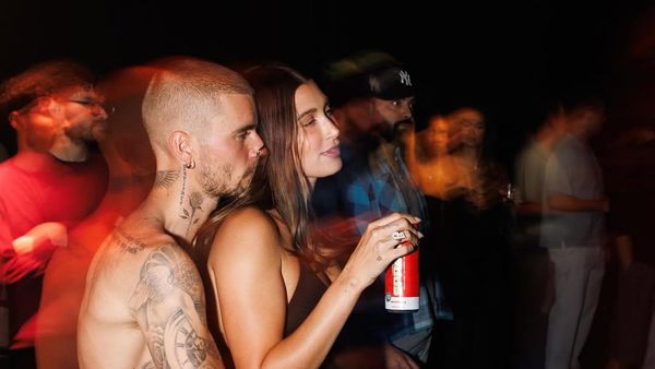 7 Gaya Nyentrik Justin Bieber Pakai Celana Melorot Sampai ke Bokong