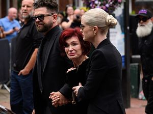 Keluarga Osbourne Kenang Ozzy Lewat Perhiasan dan Aksesori Penuh Makna Keluarga Osbourne Kenang Ozzy Lewat Perhiasan dan Aksesori Penuh Makna