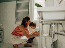 Waspada Ciri-ciri Urine Seperti Ini, Bisa Jadi Tanda Anak Kena Penyakit Ginjal