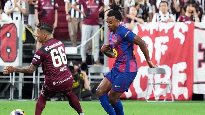 KOBE, JAPAN - JULY 27: Jules Koundé of Barcelona in action during the preseason friendly between Vissel Kobe and FC Barcelona at Noevir Stadium Kobe on July 27, 2025 in Kobe, Hyogo, Japan. (Photo by Koji Watanabe/Getty Images)