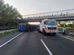 Diduga Rem Blong, Bus Jaya Utama Terguling di Tol Kebomas Gresik