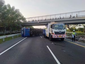 Diduga Rem Blong, Bus Jaya Utama Terguling di Tol Kebomas Gresik Diduga Rem Blong, Bus Jaya Utama Terguling di Tol Kebomas Gresik