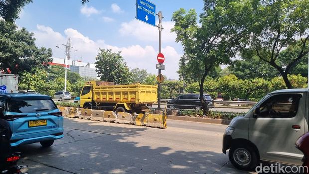 Kesaksian warga separator Traansjakarta koridor 9 sering ditabrak pengendara. (Taufiq/detikcom)