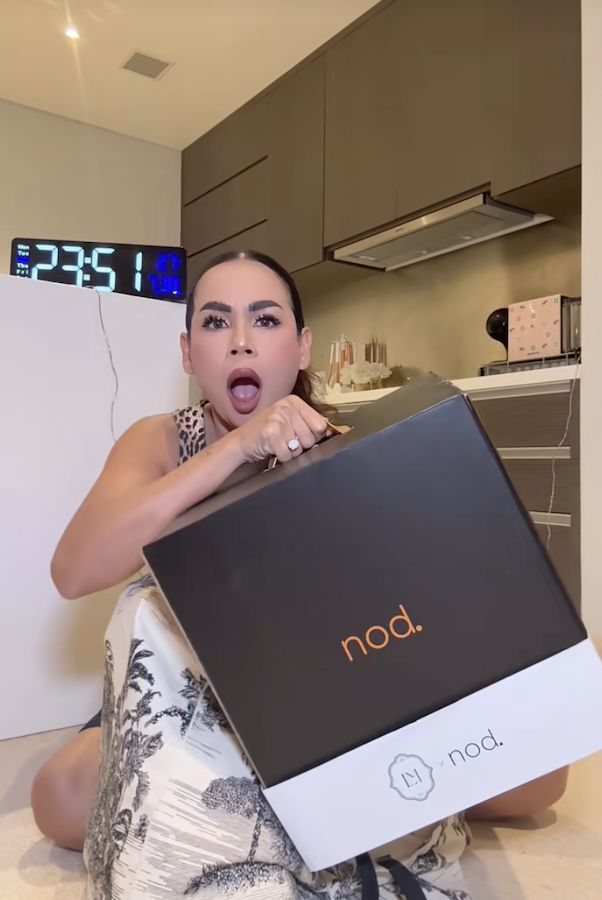 Ketika Artis-artis Semangat 'Unboxing' Mesin Kopi Suvenir Luna & Maxime