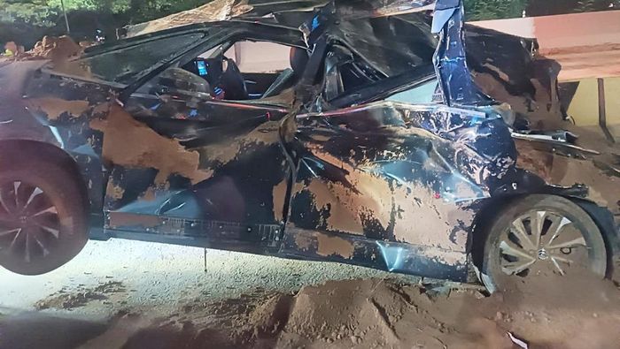  Video: Truk Tanah Terguling Timpa Toyota Voxy di Tol Karawang Barat