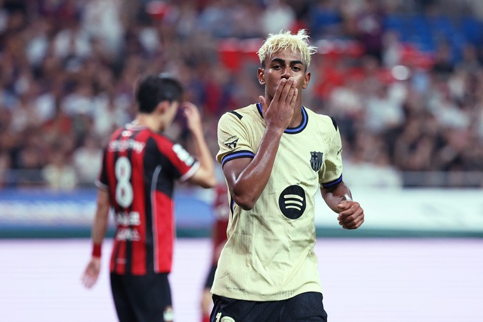 SEOUL, SOUTH KOREA - JULY 31: Lamine Yamal of FC Barcelona celebrates after score team's third goal during the preseason friendly between FC Seoul and FC Barcelona at Seoul World Cup Stadium on July 31, 2025 in Seoul, South Korea.  (Photo by Chung Sung-Jun/Getty Images)