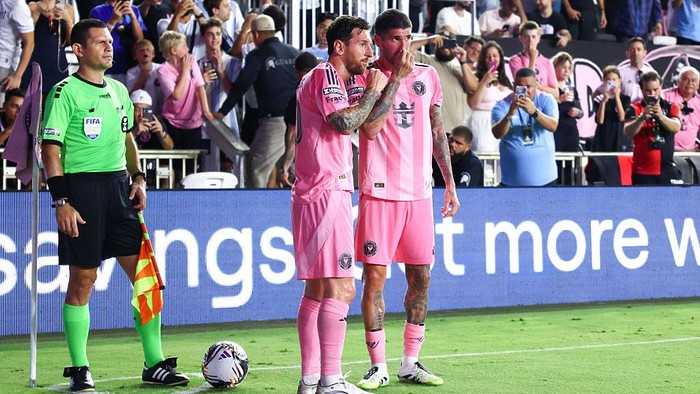 FORT LAUDERDALE, FLORIDA - JULY 30: Lionel Messi #10 and Rodrigo de Paul #7 of Inter Miami speak on the field in the second half during the Leagues Cup Phase One match between Inter Miami CF and Atlas FC at Chase Stadium on July 30, 2025 in Fort Lauderdale, Florida. (Photo by Megan Briggs/Getty Images)