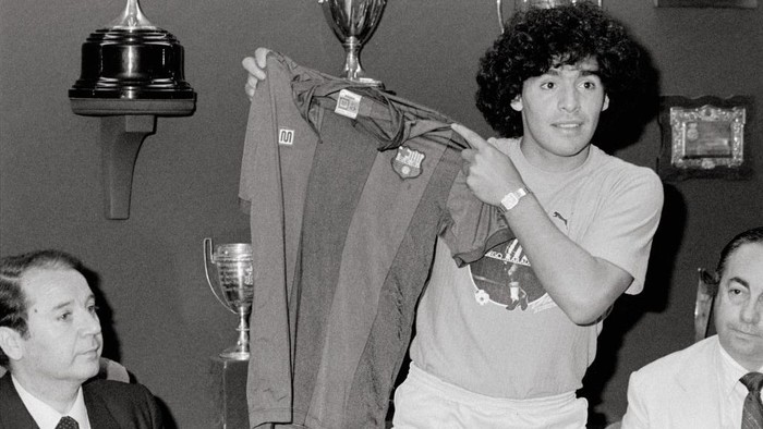 Maradona, Barcelona Presentation of Maradona in F.C. Barcelona The Argentinian football star Diego Armando 'Pelusa' Maradona shows the F.C. Barcelona´s singlet in the presence of Jose Luis Nunez, president of the football club, during a press conference  (Photo by Sigfrid Casals/Cover/Getty Images)