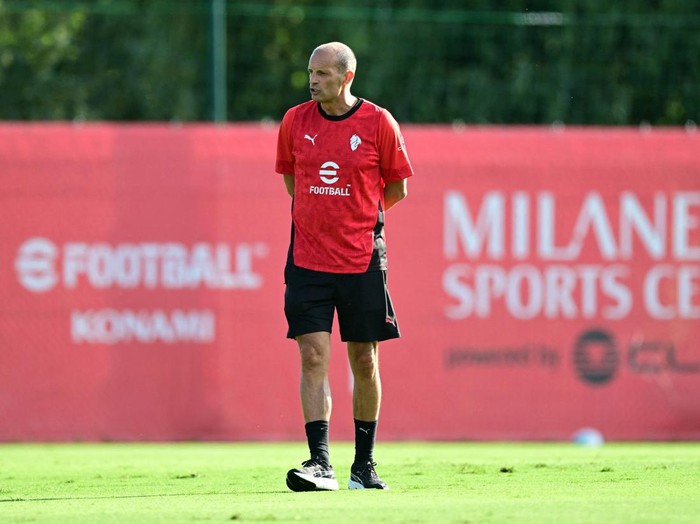 Soccer Football - AC Milan Training - Milanello, Carnago, Italy - July 7, 2025 AC Milan coach Massimiliano Allegri during training REUTERS/Daniele Mascolo