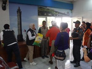 Polrestabes Semarang Salurkan 1 Ton Beras dalam Gerakan Pangan Murah Polrestabes Semarang Salurkan 1 Ton Beras dalam Gerakan Pangan Murah