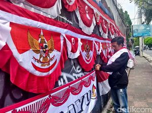 Pedagang Bendera Mulai Menjamur di Kota Batu Jelang HUT RI Ke-80 Pedagang Bendera Mulai Menjamur di Kota Batu Jelang HUT RI Ke-80