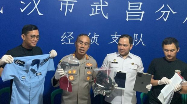 Konferensi pers Polres Metro Jakarta Selatan terkait 11 warga negara asing (WNA) berkebangsaan Republik Rakyat China (RCC) yang menjadikan rumah di Jalan Pertanian Raya, Lebak Bulus, Cilandak, Jakarta Selatan sebagai tempat penyamaran polisi distrik Wuhan lewat media daring. (ANTARA/Luthfia Miranda Putri)