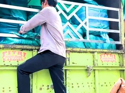 Polisi Gagalkan Penyelundupan 55 Ball Press Baju Bekas ke Balikpapan