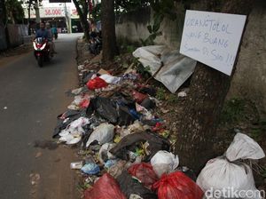 Peringatan Pedas untuk Pembuang Sampah di Tangsel Peringatan Pedas untuk Pembuang Sampah di Tangsel