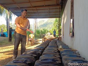 Video: Rumah Penimbun BBM di Pangkep Digerebek, 2 Ton Solar Diamankan Video: Rumah Penimbun BBM di Pangkep Digerebek, 2 Ton Solar Diamankan