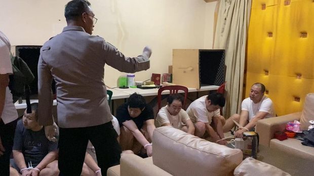 Polisi menggerebek 11 WNA China pelaku online scam yang bermarkas di rumah mewah di Lebak Bulus, Jaksel, Rabu (30/7/3035).