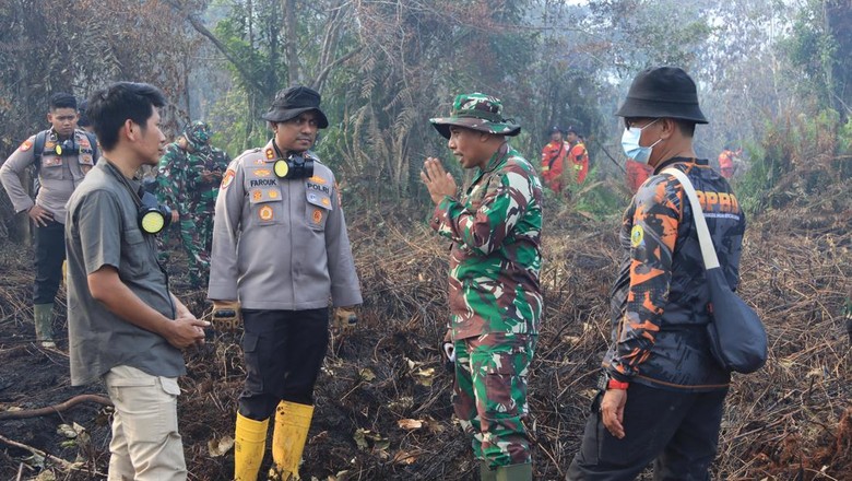 Video: Cerita Prajurit TNI Terkepung Karhutla di Rokan Hilir