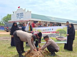 Green Policing Masuk Ponpes di Dumai, Para Santri Tanam Pohon Green Policing Masuk Ponpes di Dumai, Para Santri Tanam Pohon