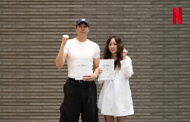 Potret Kim Young Kwang dan Chae Soo Bin dalam pembacaan naskah drama 'Take Charge of My Heart'