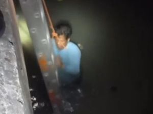 Pria di Jakbar Tercebur ke Kali Saat Santai Pulang Kerja, Damkar Evakuasi Pria di Jakbar Tercebur ke Kali Saat Santai Pulang Kerja, Damkar Evakuasi