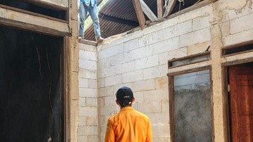 Pohon Tumbang dan Longsor Timpa Sejumlah Rumah di Bogor, 2 Orang Luka