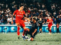 Momen Sandy Walsh Hentikan Serangan Darwin Nunez