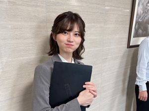 Potret Pegawai Kantoran Cantik yang Viral di Twitter, Terungkap Profesi Aslinya Potret Pegawai Kantoran Cantik yang Viral di Twitter, Terungkap Profesi Aslinya