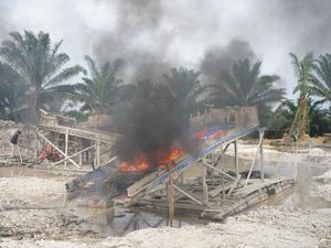 14 Hari Operasi PETI di Riau: 15 Tersangka Dijerat, 223 Rakit Dimusnahkan 14 Hari Operasi PETI di Riau: 15 Tersangka Dijerat, 223 Rakit Dimusnahkan