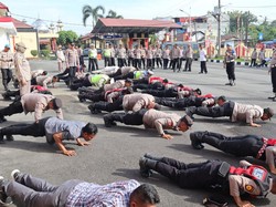 Tak Disiplin, Puluhan Personel Polresta Deli Serdang Dihukum Push Up