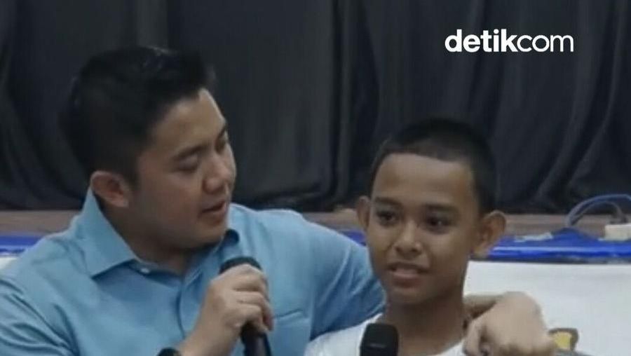 Video: Haru! Saat Siswa Sekolah Rakyat Curhat ke Seskab Teddy