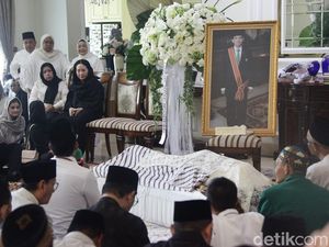 Video: Suasana Haru Selimuti Rumah Duka Eks Menag Suryadharma Ali Video: Suasana Haru Selimuti Rumah Duka Eks Menag Suryadharma Ali