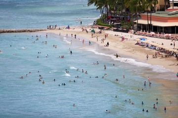 Wisatawan Kembali Padati Pantai di Hawaii Usai Peringatan Tsunami Berakhir