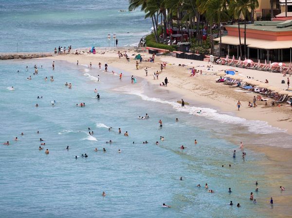 Wisatawan Kembali Padati Pantai di Hawaii Usai Peringatan Tsunami Berakhir