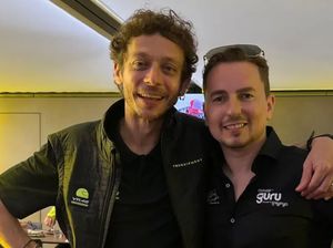 Dulu Musuhan, Sekarang Lorenzo Puji Rossi Habis-habisan Dulu Musuhan, Sekarang Lorenzo Puji Rossi Habis-habisan