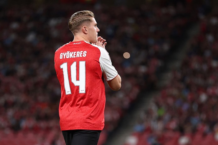 SINGAPORE, SINGAPORE - JULY 27: Viktor Gyokeres of Arsenal applauds supporters prior to the Pre-Season Friendly match between Arsenal FC and Newcastle United at National Stadium on July 27, 2025 in Singapore. (Photo by Pakawich Damrongkiattisak/Getty Images)