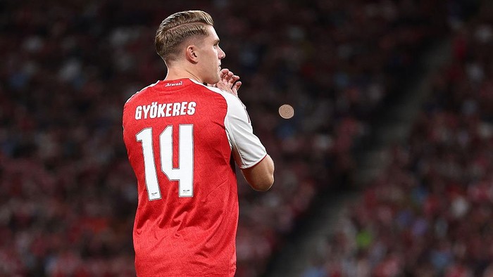 SINGAPORE, SINGAPORE - JULY 27: Viktor Gyokeres of Arsenal applauds supporters prior to the Pre-Season Friendly match between Arsenal FC and Newcastle United at National Stadium on July 27, 2025 in Singapore. (Photo by Pakawich Damrongkiattisak/Getty Images)