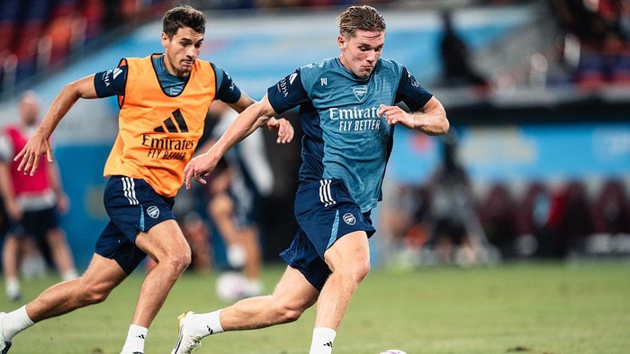 HONG KONG, CHINA - JULY 30: Viktor Gyökeres (R) of Arsenal in action during the Arsenal Open Training Session: Pre-Season Tour at Kai Tak Stadium on July 30, 2025 in Hong Kong, China. (Photo by Lampson Yip - Clicks Images/Getty Images)