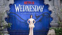 Gaya Jenna Ortega dengan Naked Dress