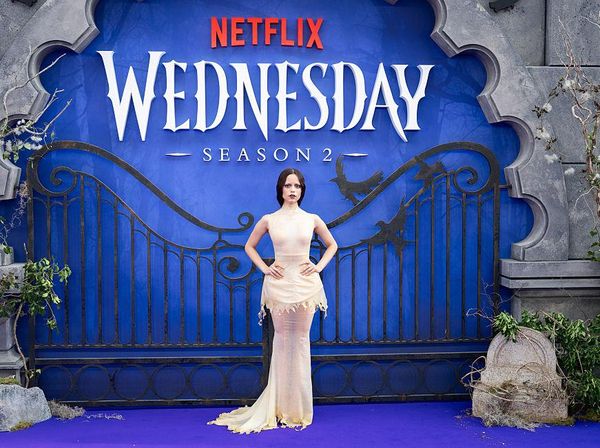 Gaya Jenna Ortega dengan Naked Dress