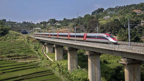 Whoosh Melaju, Pemerintah Bahas Ekspansi Jalur Kereta Cepat hingga Surabaya