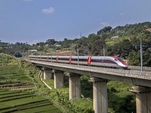 Whoosh Melaju, Pemerintah Bahas Ekspansi Jalur Kereta Cepat hingga Surabaya Whoosh Melaju, Pemerintah Bahas Ekspansi Jalur Kereta Cepat hingga Surabaya