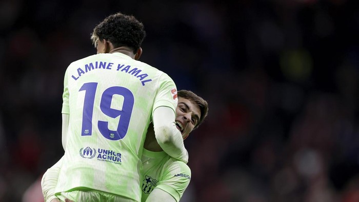 MADRID, SPAIN - MARCH 16: (L-R) Lamine Yamal of FC Barcelona, Gavi of FC Barcelona celebrating the victory after the match  during the LaLiga EA Sports  match between Atletico Madrid v FC Barcelona at the Estadio Civitas Metropolitano on March 16, 2025 in Madrid Spain (Photo by Maria Gracia Jimenez/Soccrates/Getty Images)