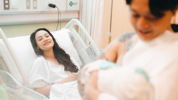 7 Potret Detik-detik DJ Bravy Temani Erika Carlina Melahirkan
