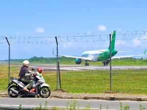 Kala Landasan Pacu Bandara Juwata Jadi Tempat Nongkrong Favorit Kala Landasan Pacu Bandara Juwata Jadi Tempat Nongkrong Favorit