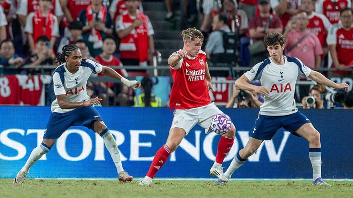 HONG KONG, CHINA - JULY 31: Viktor Gyokeres of Arsenal (C) handles the ball during to the pre-season friendly match between Arsenal and Tottenham Hotspur at Kai Tak Stadium, Kai Tak Sports Park on July 31, 2025 in Hong Kong, China. (Photo by Yu Chun Christopher Wong/Eurasia Sport Images/Getty Images)