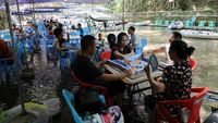 Bermain Mahjong di Sungai, Cara Unik Warga Chongqing Hadapi Gelombang Panas